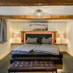 Altes Hoehlenfuehrerhaus *