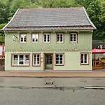 Altes Hoehlenfuehrerhaus *