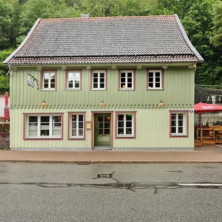 Altes Hoehlenfuehrerhaus *